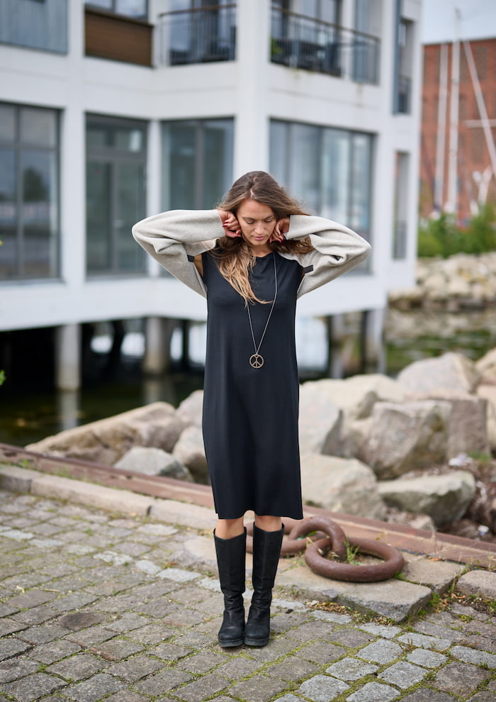 HENRIETTE STEFFENSEN COPENHAGEN KLEID MIT SCHMUCK - 98057 KJOLER BLACK 900