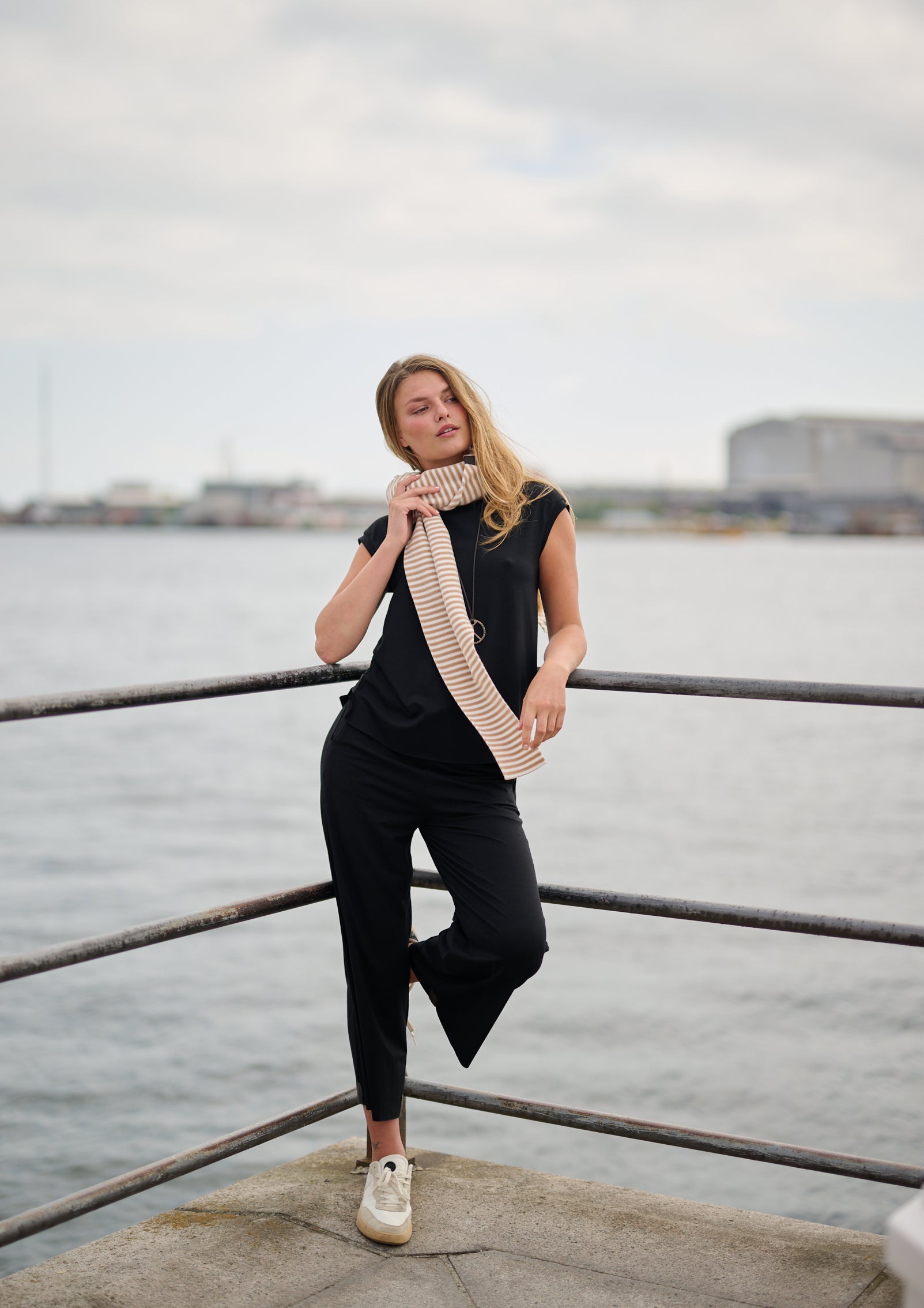 HENRIETTE STEFFENSEN COPENHAGEN TOP MIT HALSKETTE - 96080 T-SHIRTS BLACK 900