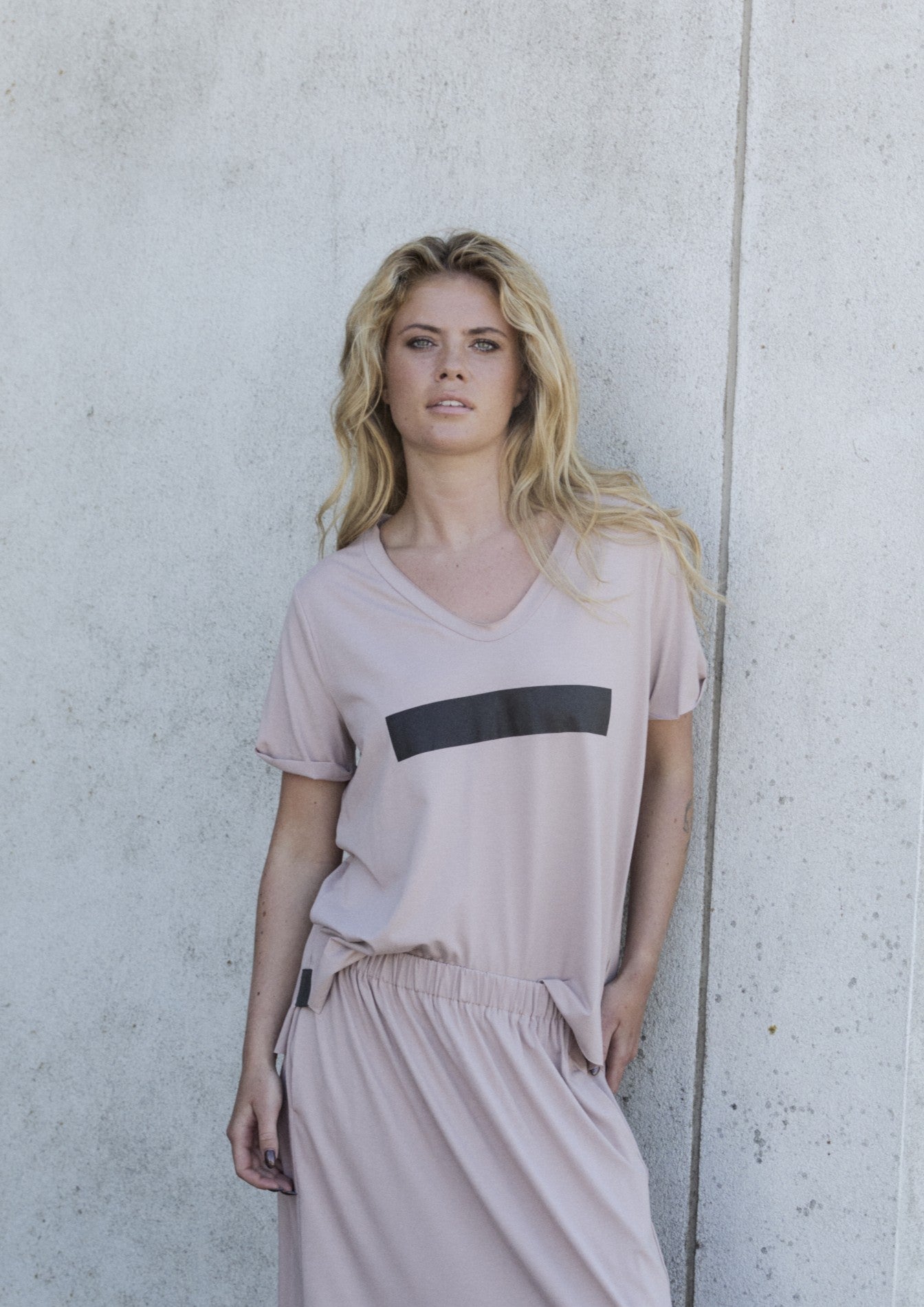 HENRIETTE STEFFENSEN COPENHAGEN V-NECK TEE - 96105 ERASE T-SHIRTS NUDE 401