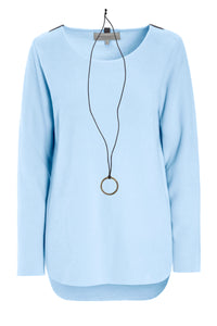 BLUSE MIT SIGANTUR HALSSCHMUCK - 1332 - BABY BLUE