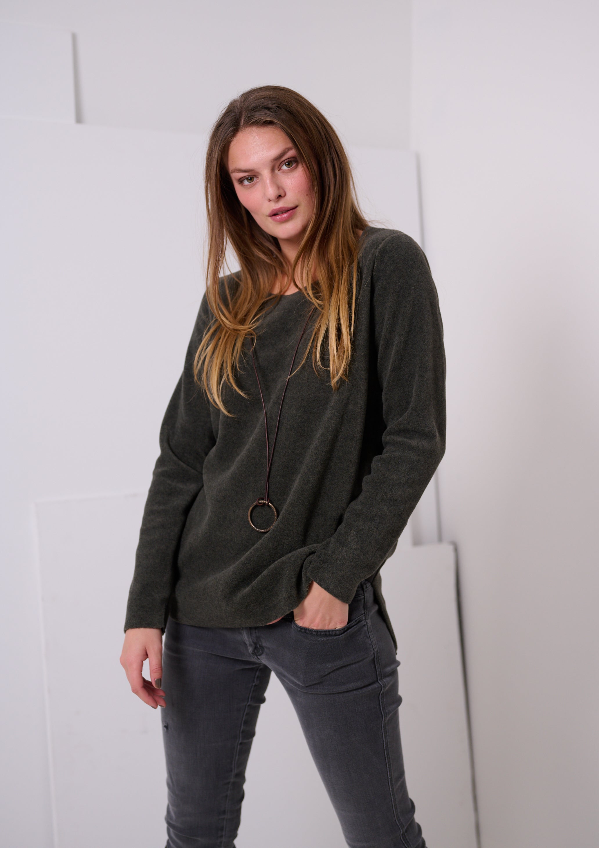 HENRIETTE STEFFENSEN COPENHAGEN BLUSE MIT SIGANTUR HALSSCHMUCK - 1332 BLUSER FORREST 600