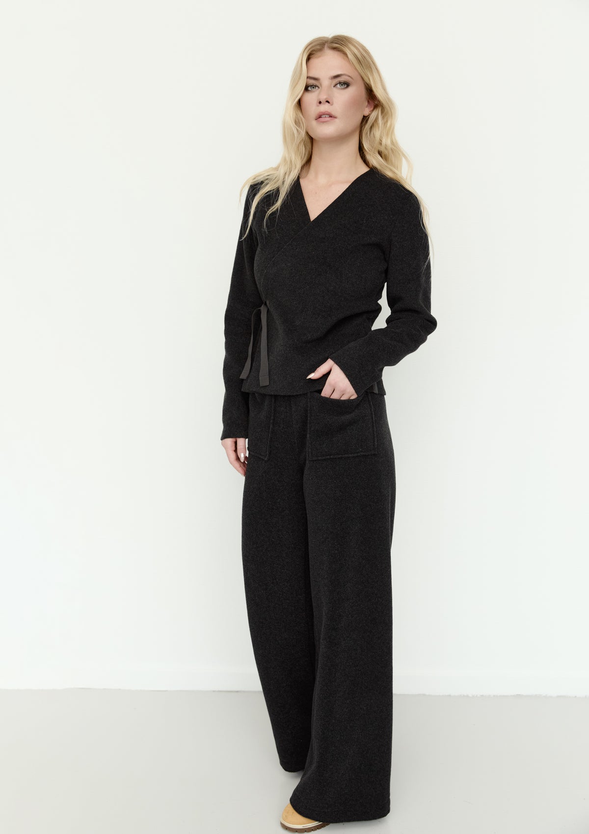 HENRIETTE STEFFENSEN COPENHAGEN FLARE HOSEN - 2125 BUKSER SOFT BLACK 914