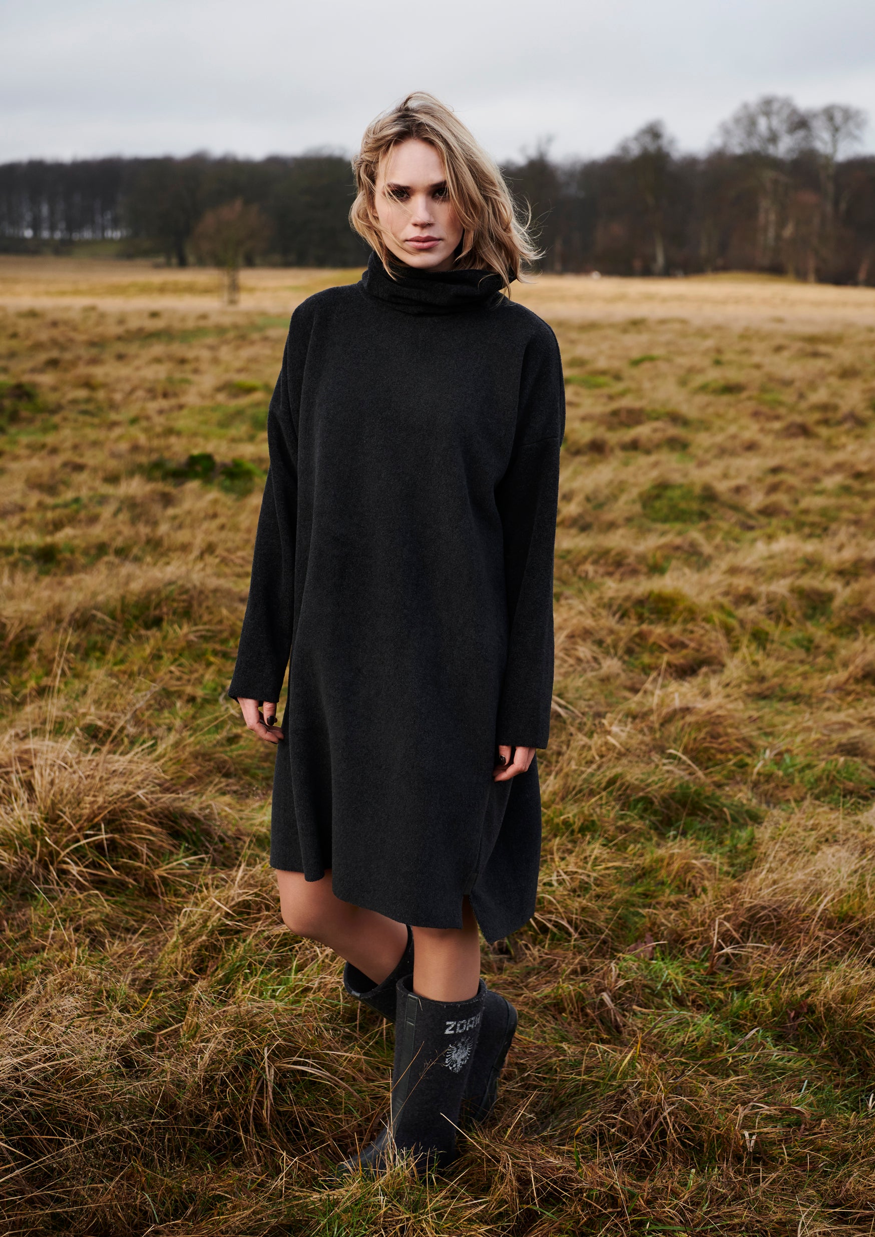 HENRIETTE STEFFENSEN COPENHAGEN KLEID MIT HOHEM HALS - 3225 KJOLER SOFT BLACK 914