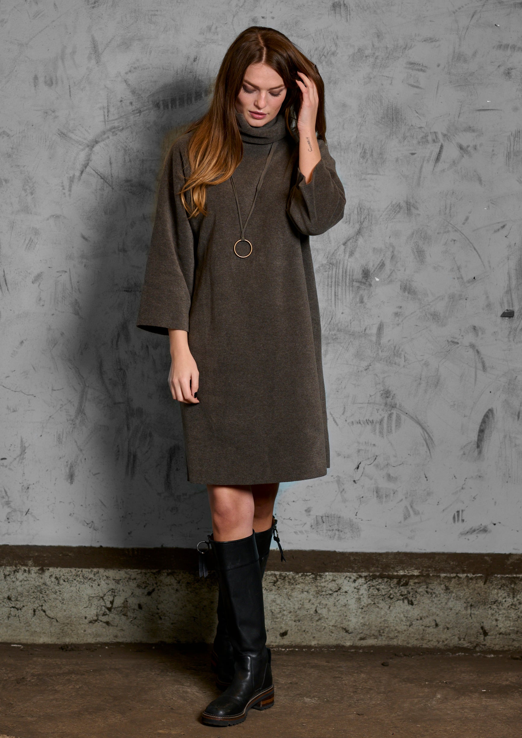 HENRIETTE STEFFENSEN COPENHAGEN KLEID MIT HOHEM HALS - 3236 KJOLER BARK 320