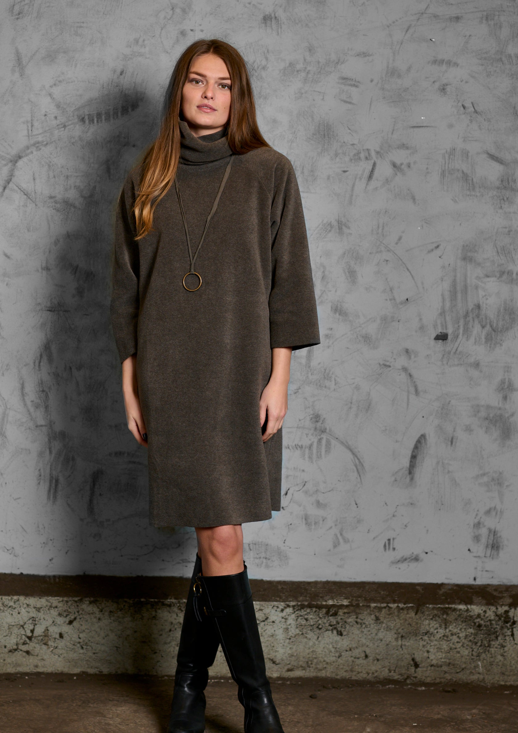 HENRIETTE STEFFENSEN COPENHAGEN KLEID MIT HOHEM HALS - 3236 KJOLER BARK 320
