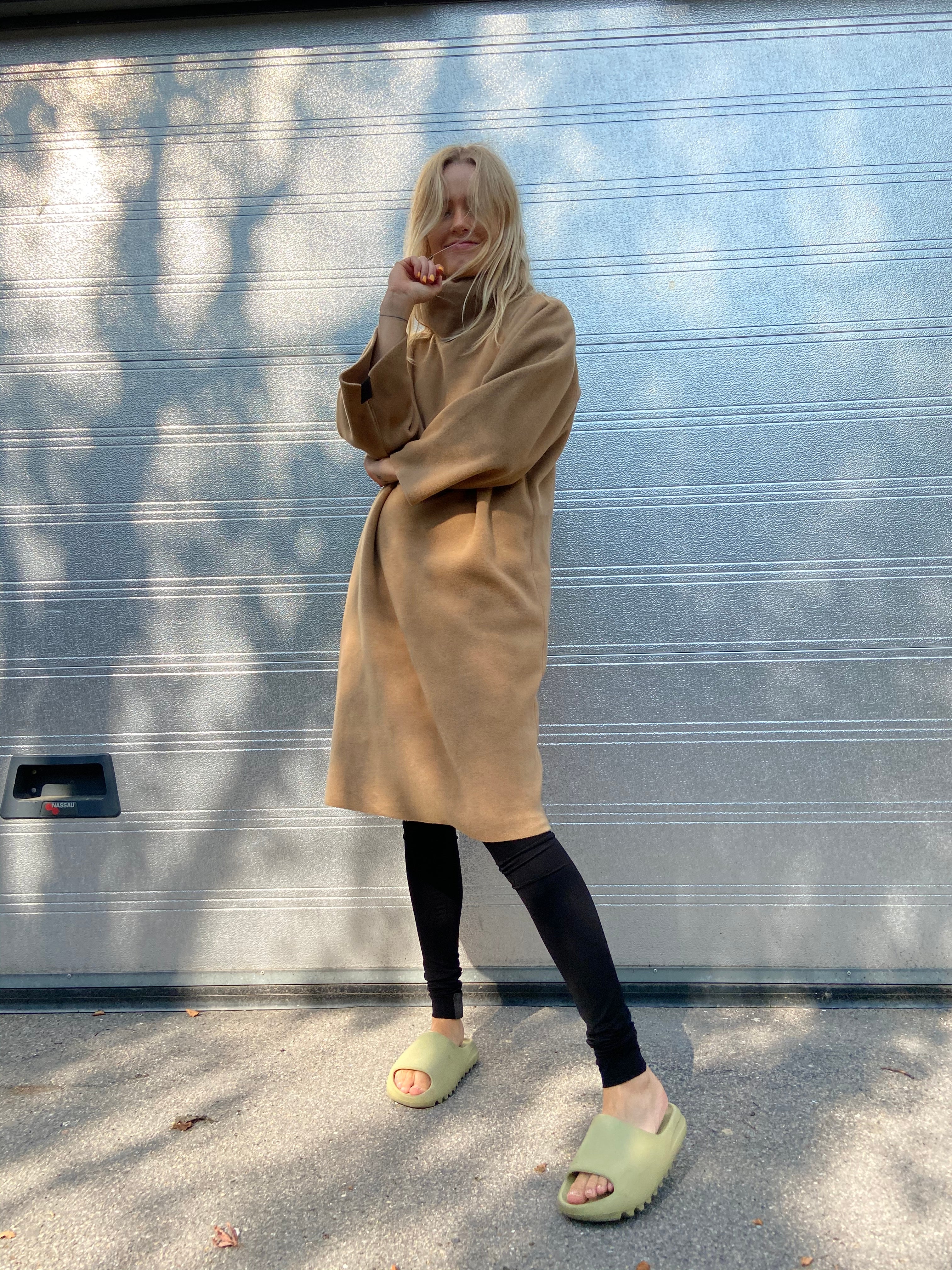 HENRIETTE STEFFENSEN COPENHAGEN KLEID MIT HOHEM HALS - 3236 KJOLER CAMEL 815