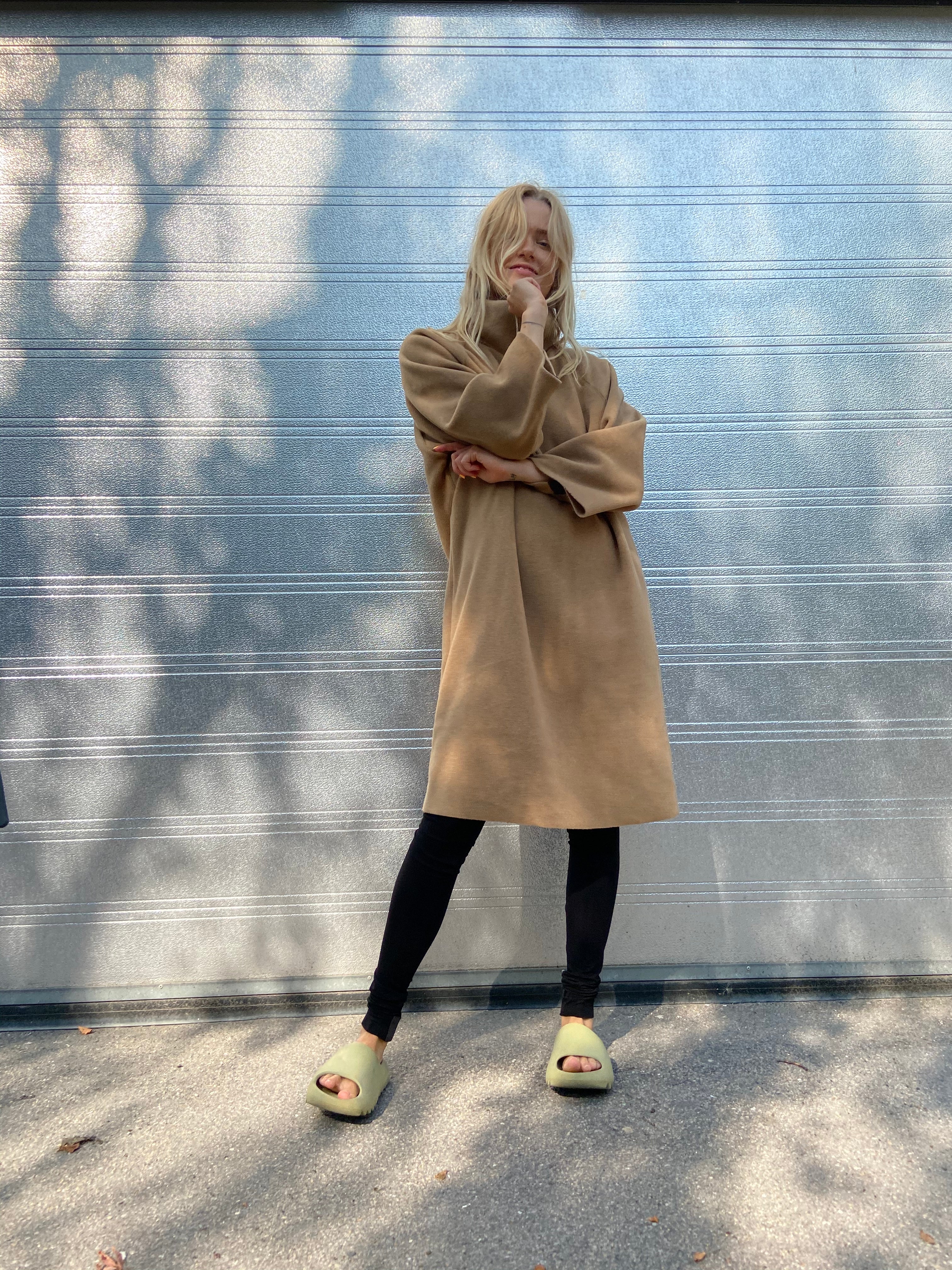 HENRIETTE STEFFENSEN COPENHAGEN KLEID MIT HOHEM HALS - 3236 KJOLER CAMEL 815