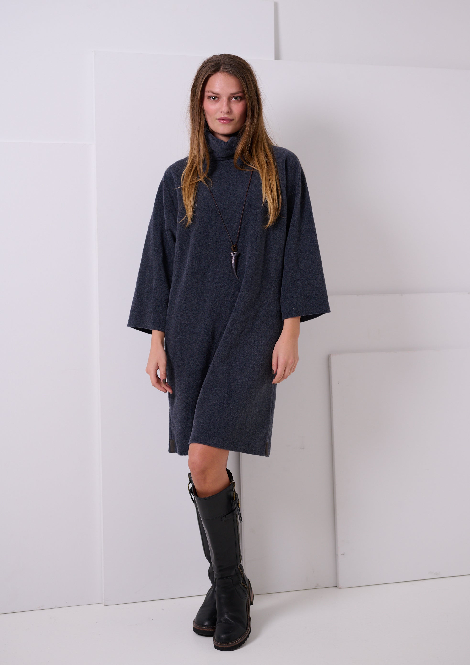 HENRIETTE STEFFENSEN COPENHAGEN KLEID MIT HOHEM HALS - 3236 KJOLER DEEP BLUE 502