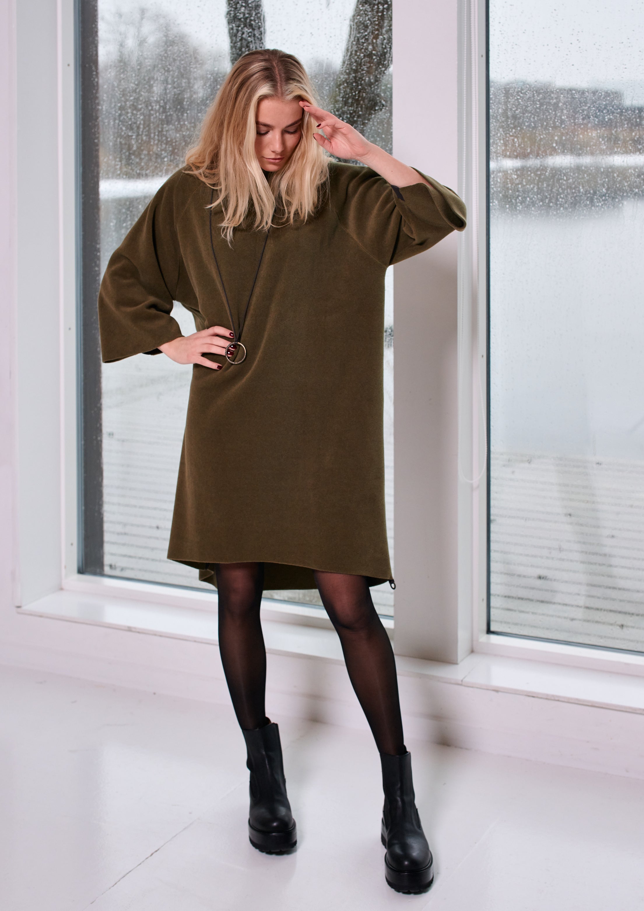 HENRIETTE STEFFENSEN COPENHAGEN KLEID MIT HOHEM HALS - 3243 KJOLER MOSS 611