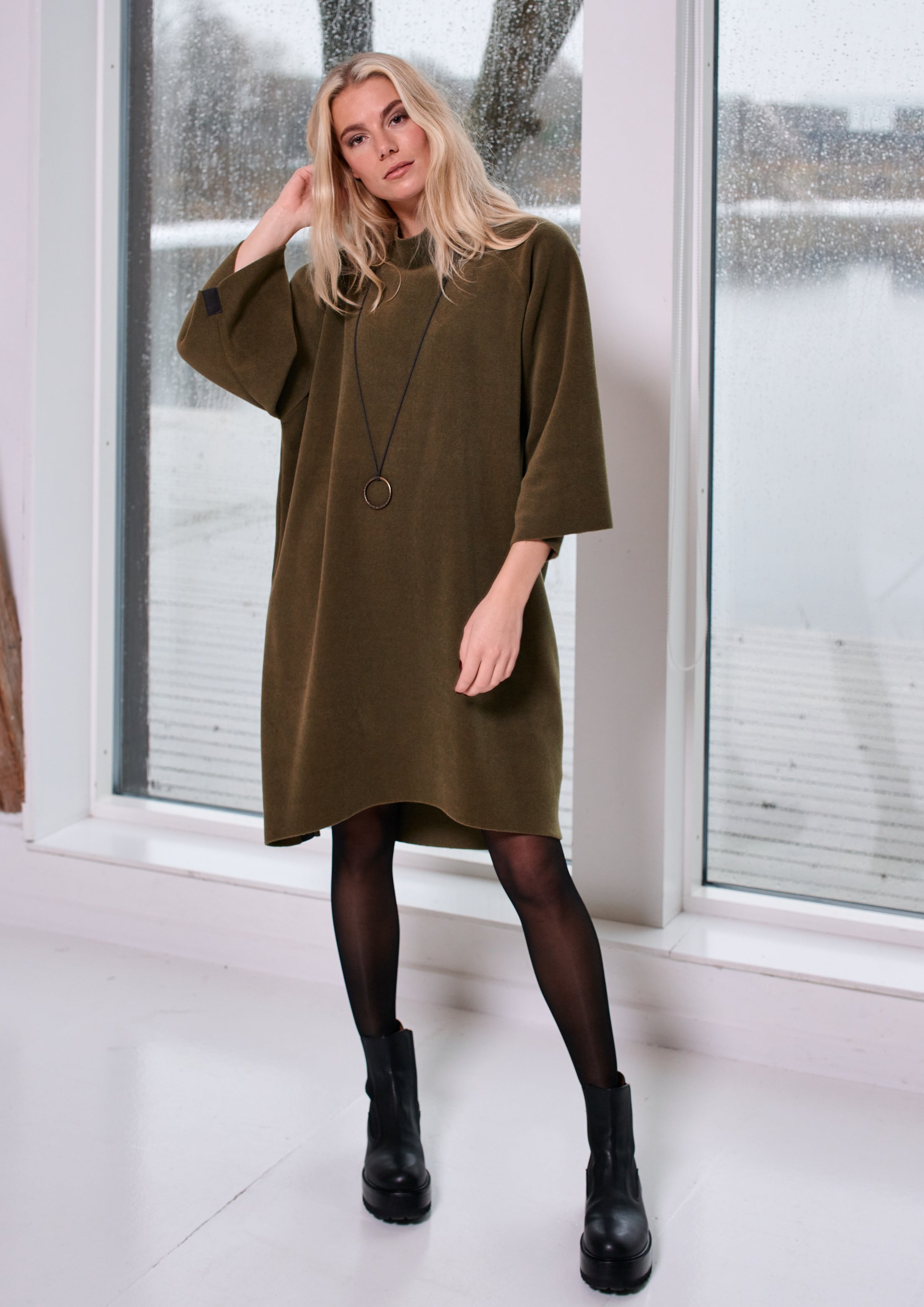 HENRIETTE STEFFENSEN COPENHAGEN KLEID MIT HOHEM HALS - 3243 KJOLER MOSS 611