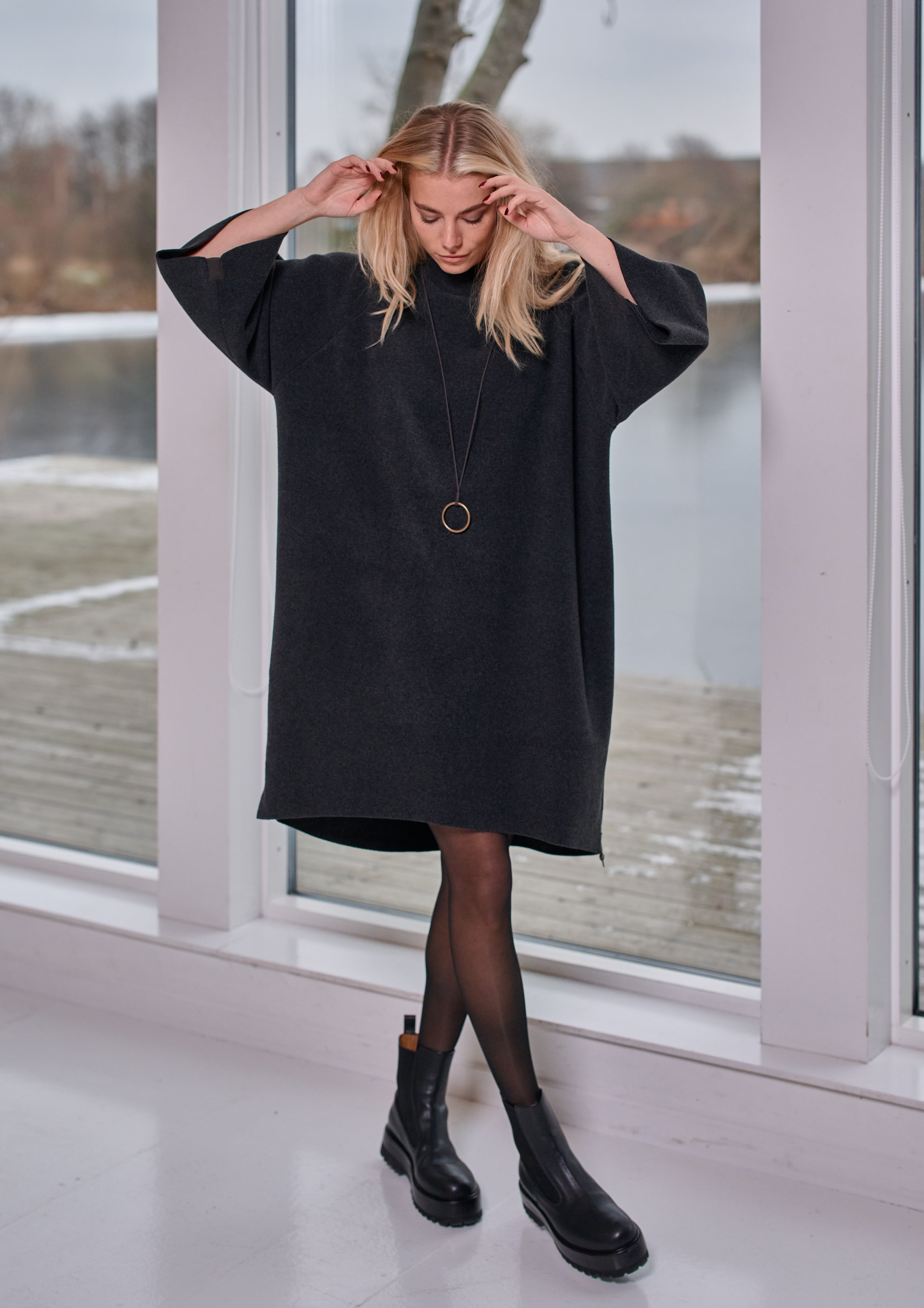 HENRIETTE STEFFENSEN COPENHAGEN KLEID MIT HOHEM HALS - 3243 KJOLER SOFT BLACK 914