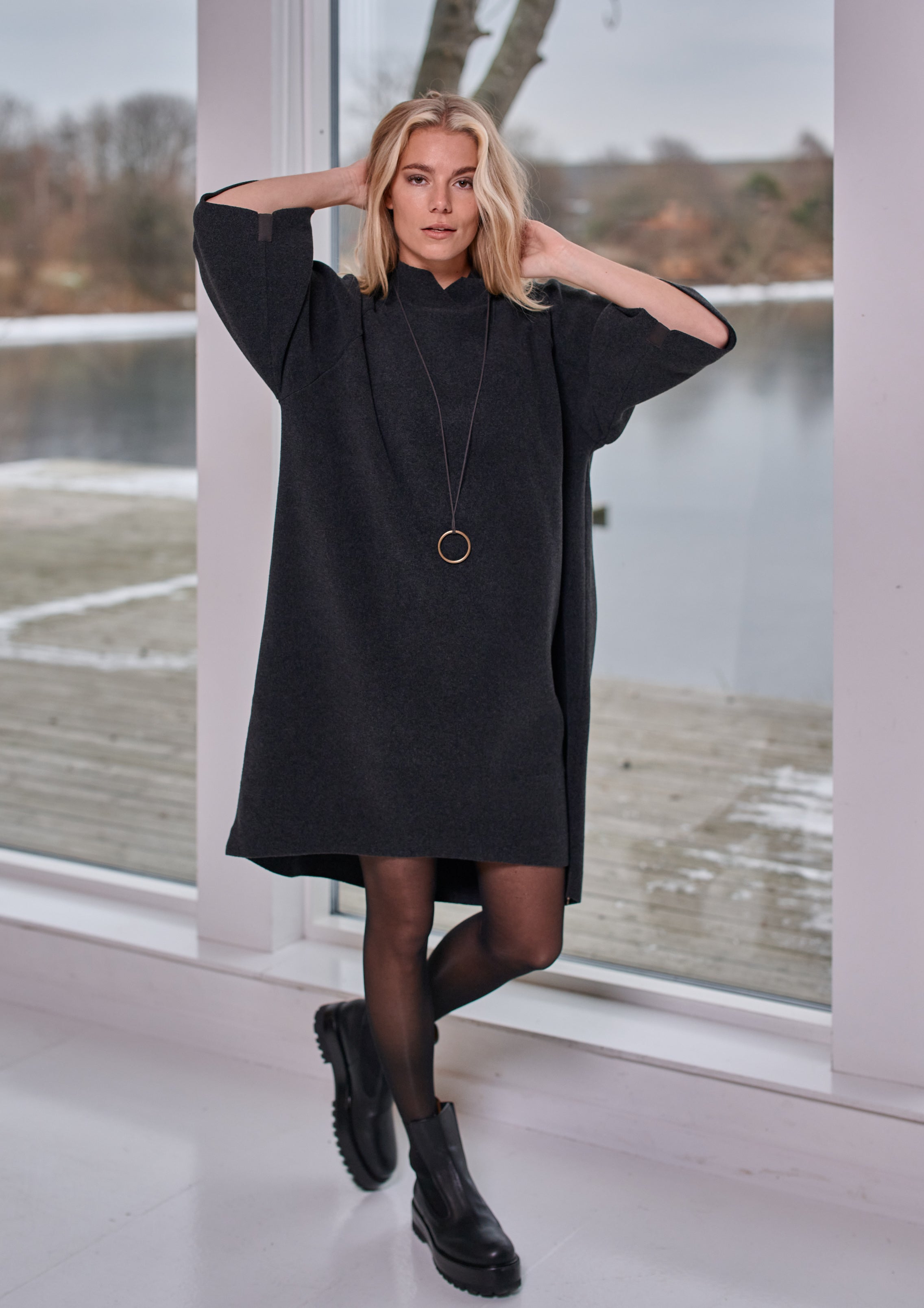 HENRIETTE STEFFENSEN COPENHAGEN KLEID MIT HOHEM HALS - 3243 KJOLER SOFT BLACK 914