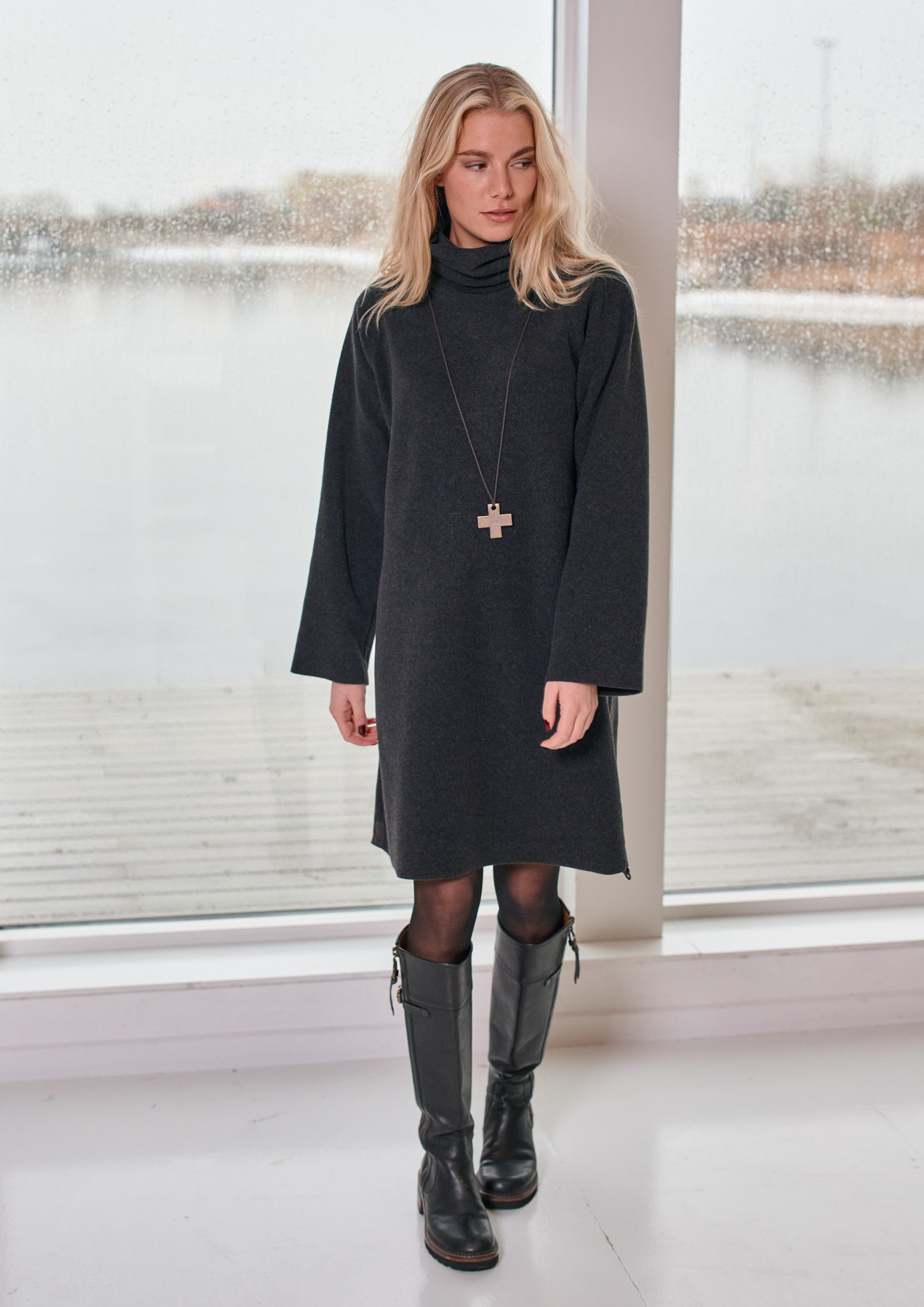 HENRIETTE STEFFENSEN COPENHAGEN KLEID MIT HOHEM HALS - 3246 KJOLER SOFT BLACK 914