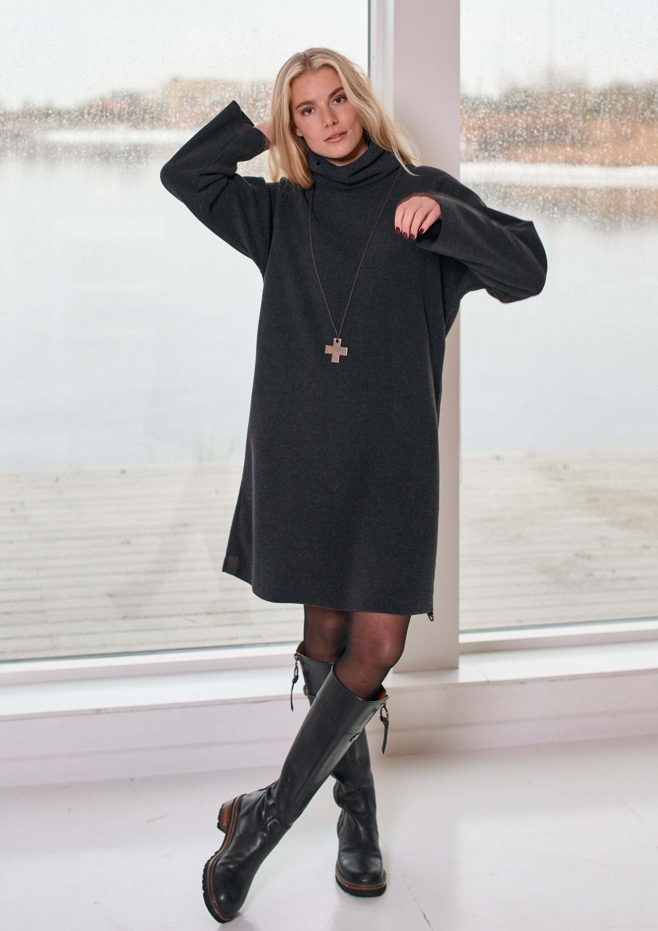 HENRIETTE STEFFENSEN COPENHAGEN KLEID MIT HOHEM HALS - 3246 KJOLER SOFT BLACK 914