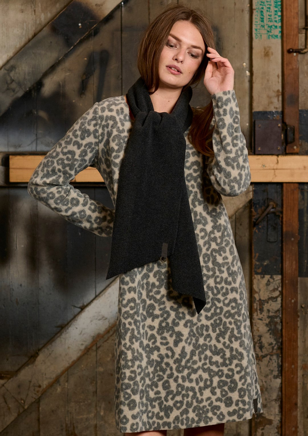 HENRIETTE STEFFENSEN COPENHAGEN KLEID MIT SCHAL - 3226P KJOLER LEOPARD / SOFT BLACK 472