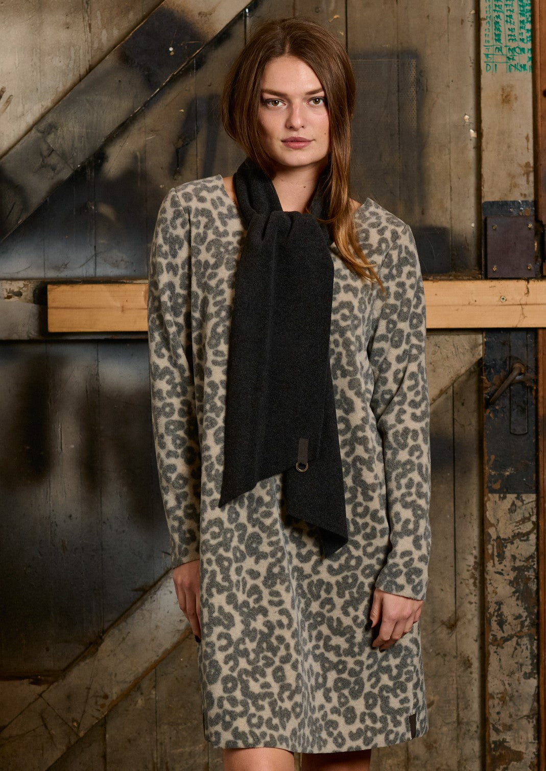 HENRIETTE STEFFENSEN COPENHAGEN KLEID MIT SCHAL - 3226P KJOLER LEOPARD / SOFT BLACK 472