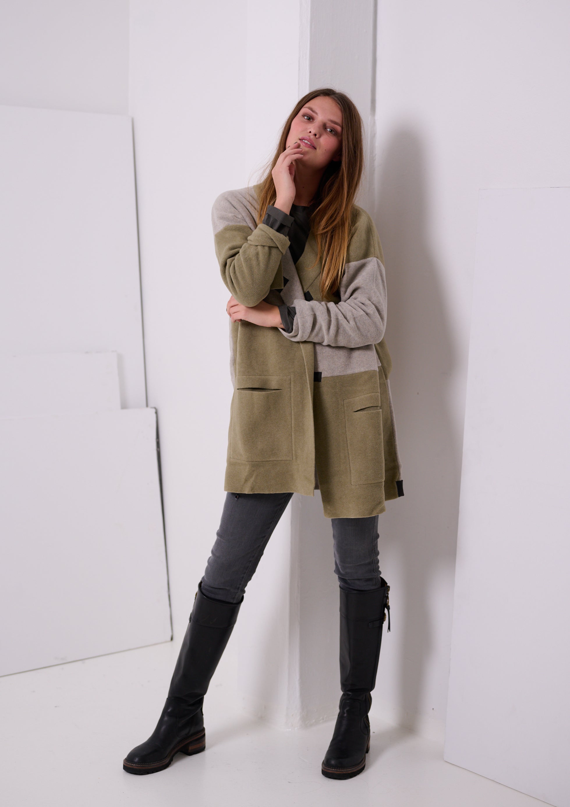 HENRIETTE STEFFENSEN COPENHAGEN NO WASTE Patch Cardigan mit V-Ausschnitt - 7127 CARDIGANS OLIVE/SAND 612