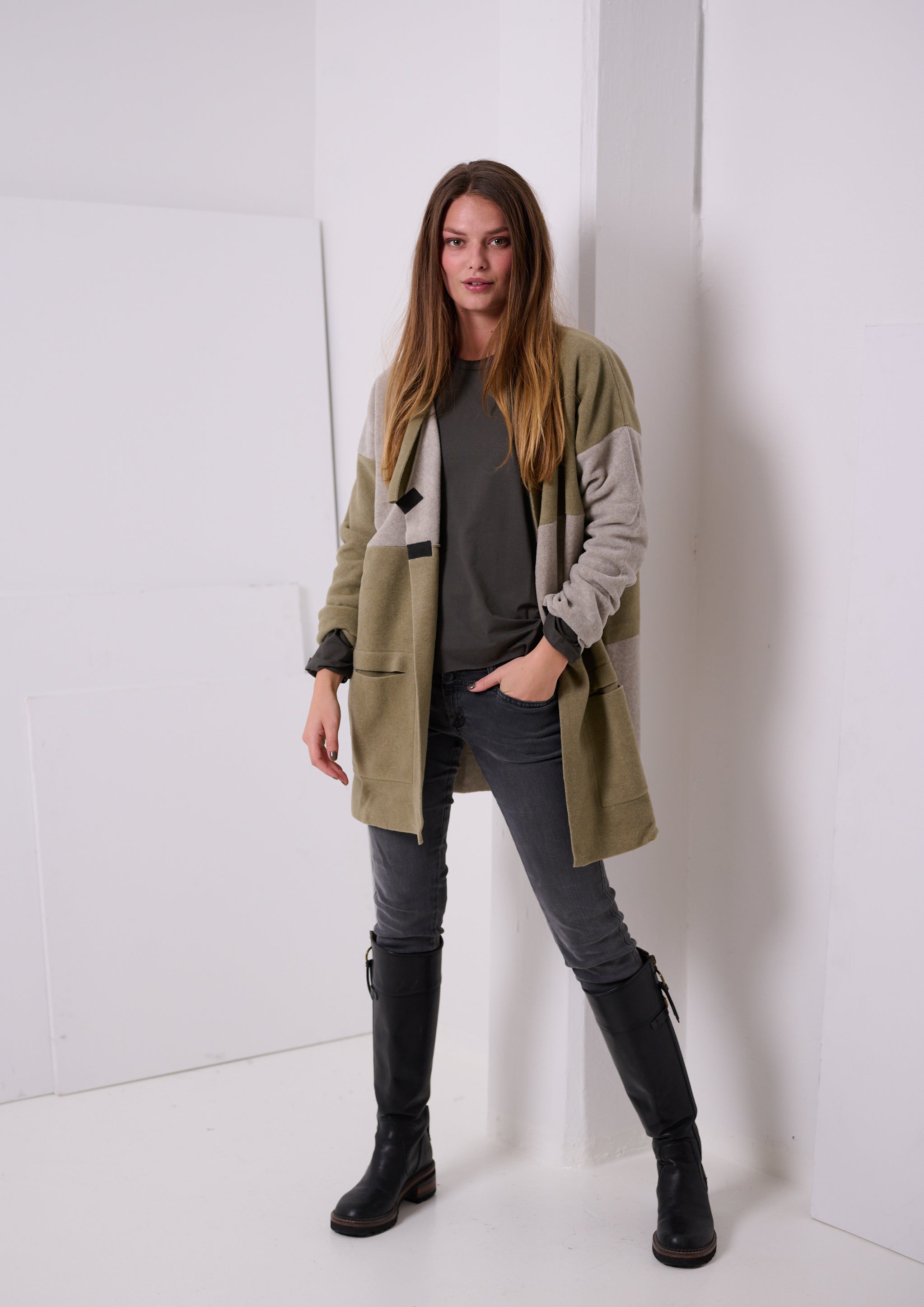 HENRIETTE STEFFENSEN COPENHAGEN NO WASTE Patch Cardigan mit V-Ausschnitt - 7127 CARDIGANS OLIVE/SAND 612