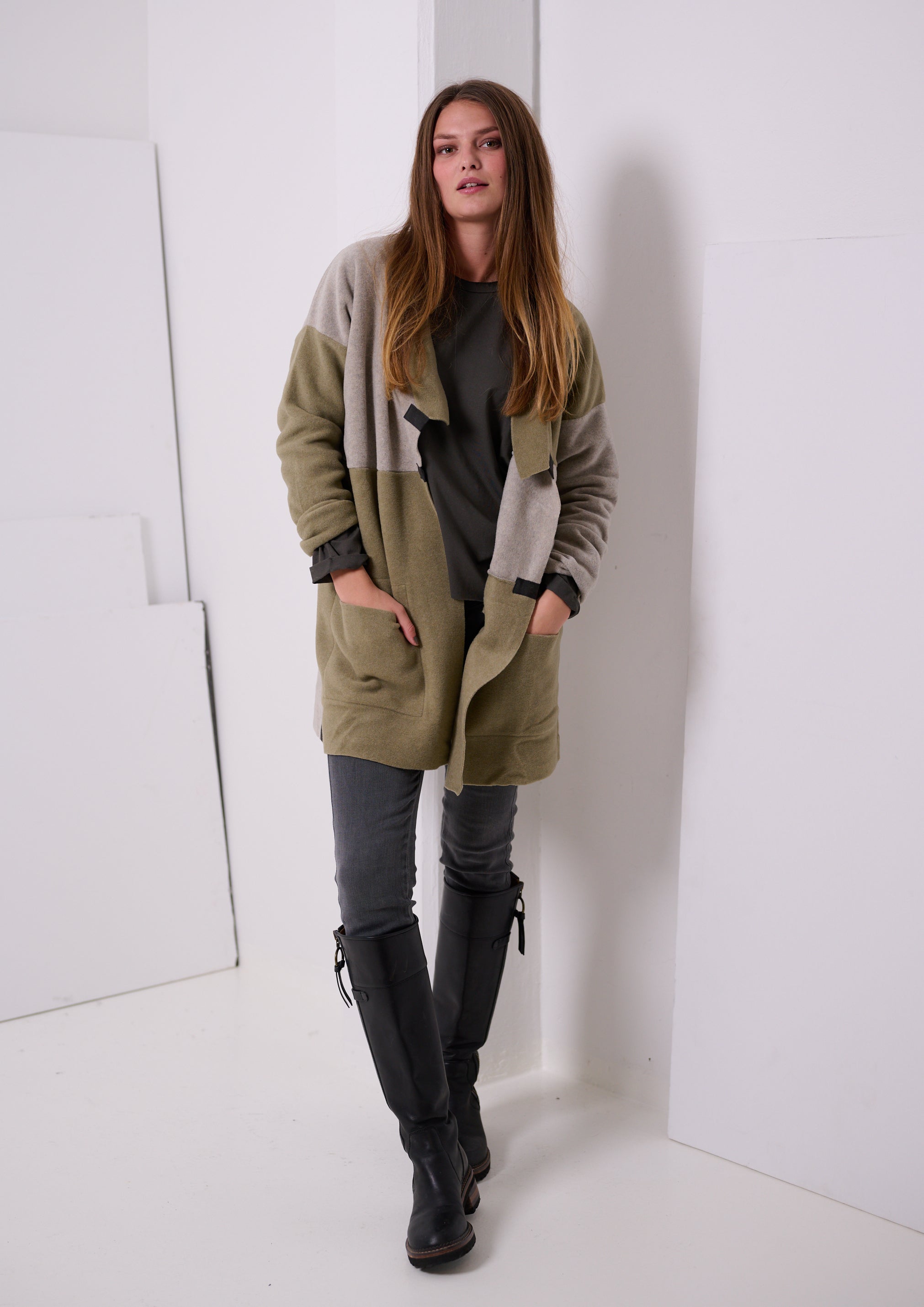 HENRIETTE STEFFENSEN COPENHAGEN NO WASTE Patch Cardigan mit V-Ausschnitt - 7127 CARDIGANS OLIVE/SAND 612