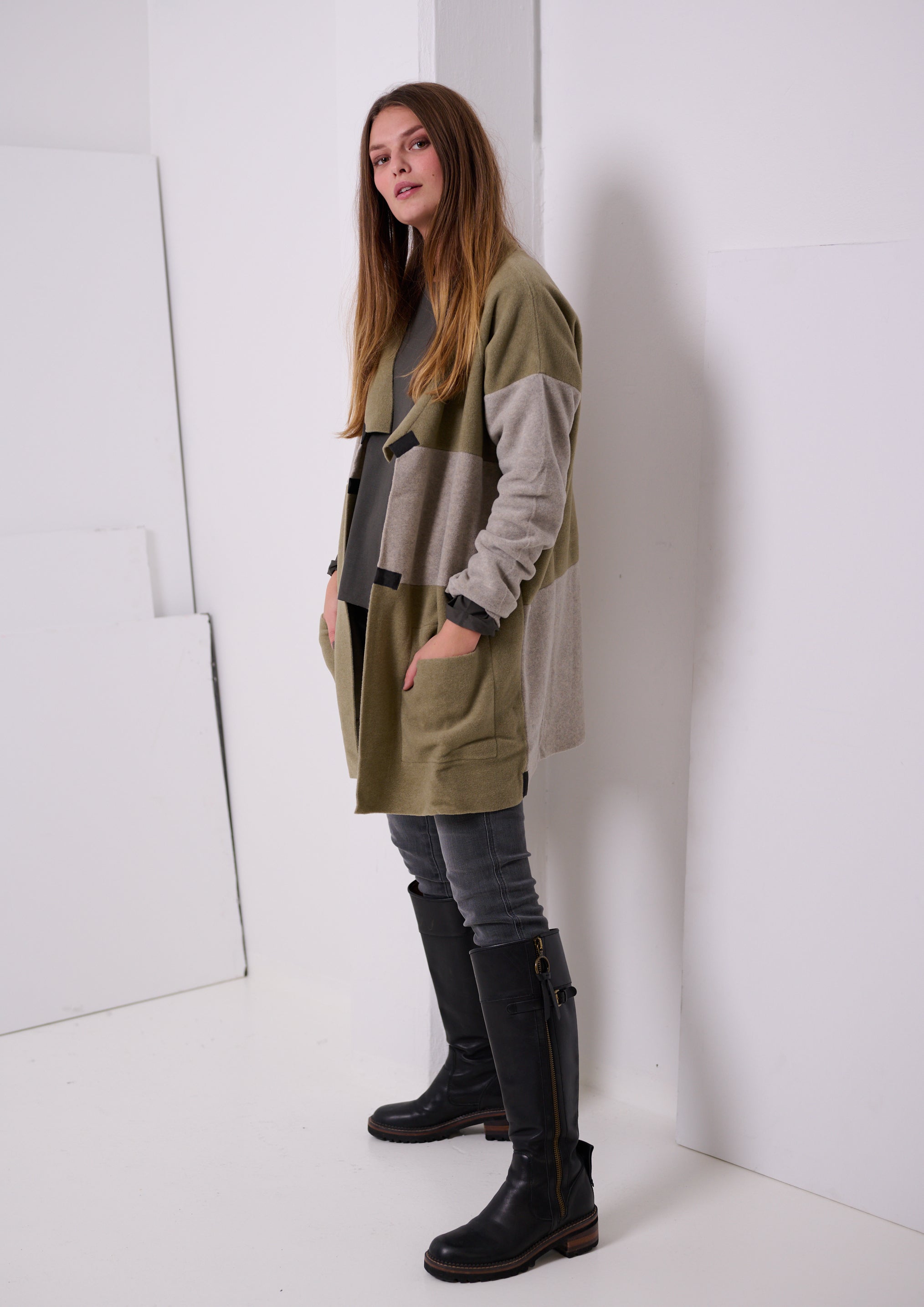 HENRIETTE STEFFENSEN COPENHAGEN NO WASTE Patch Cardigan mit V-Ausschnitt - 7127 CARDIGANS OLIVE/SAND 612