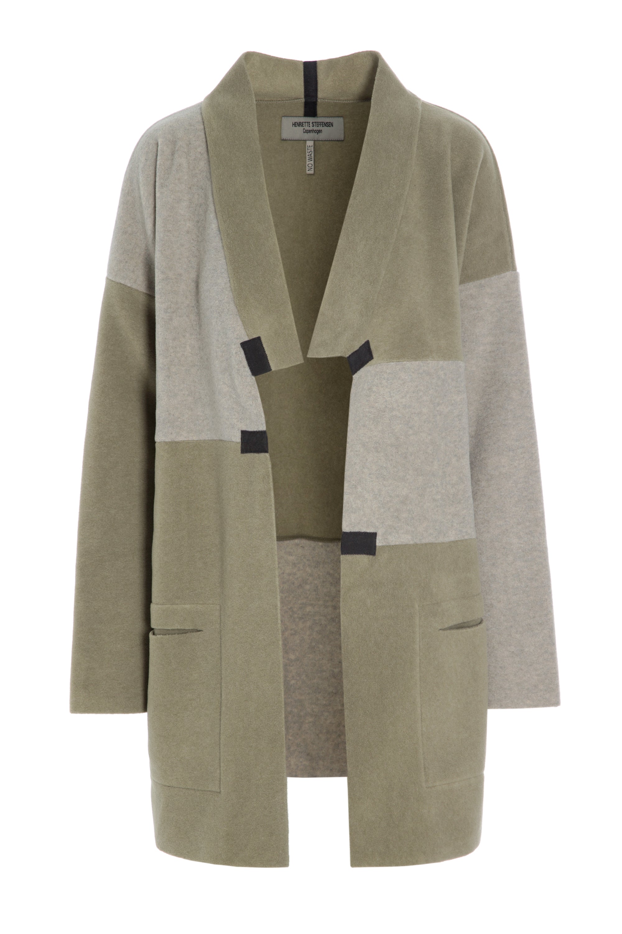 HENRIETTE STEFFENSEN COPENHAGEN NO WASTE Patch Cardigan mit V-Ausschnitt - 7127 CARDIGANS OLIVE/SAND 612