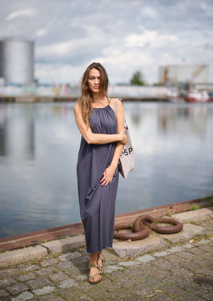 HENRIETTE STEFFENSEN COPENHAGEN NO WASTE TRÄGERKLEID LANG - 98062NW KJOLER DEEP BLUE 502