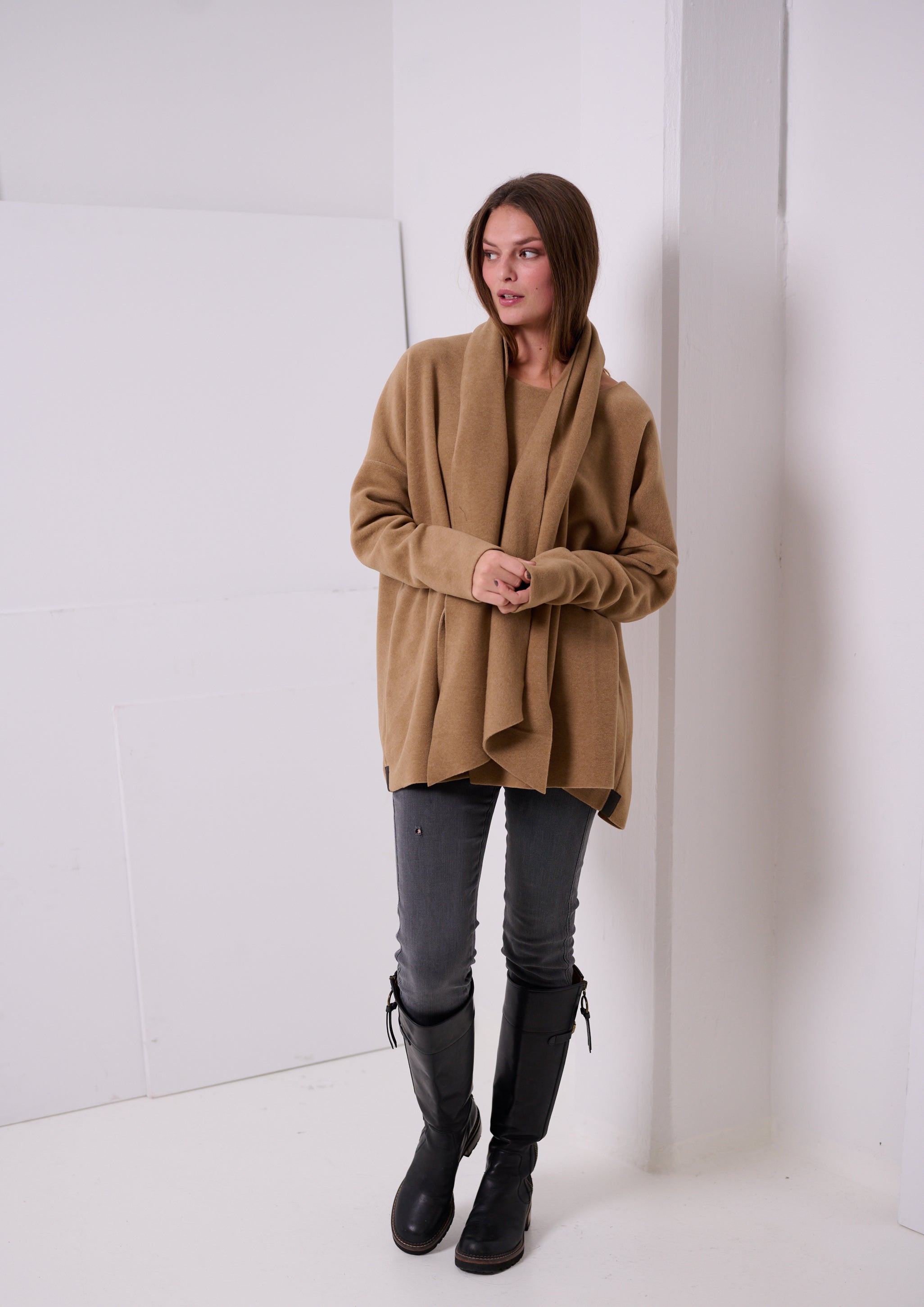 HENRIETTE STEFFENSEN COPENHAGEN SWEATER MIT SCHAL - 1338 BLUSER CAMEL 815