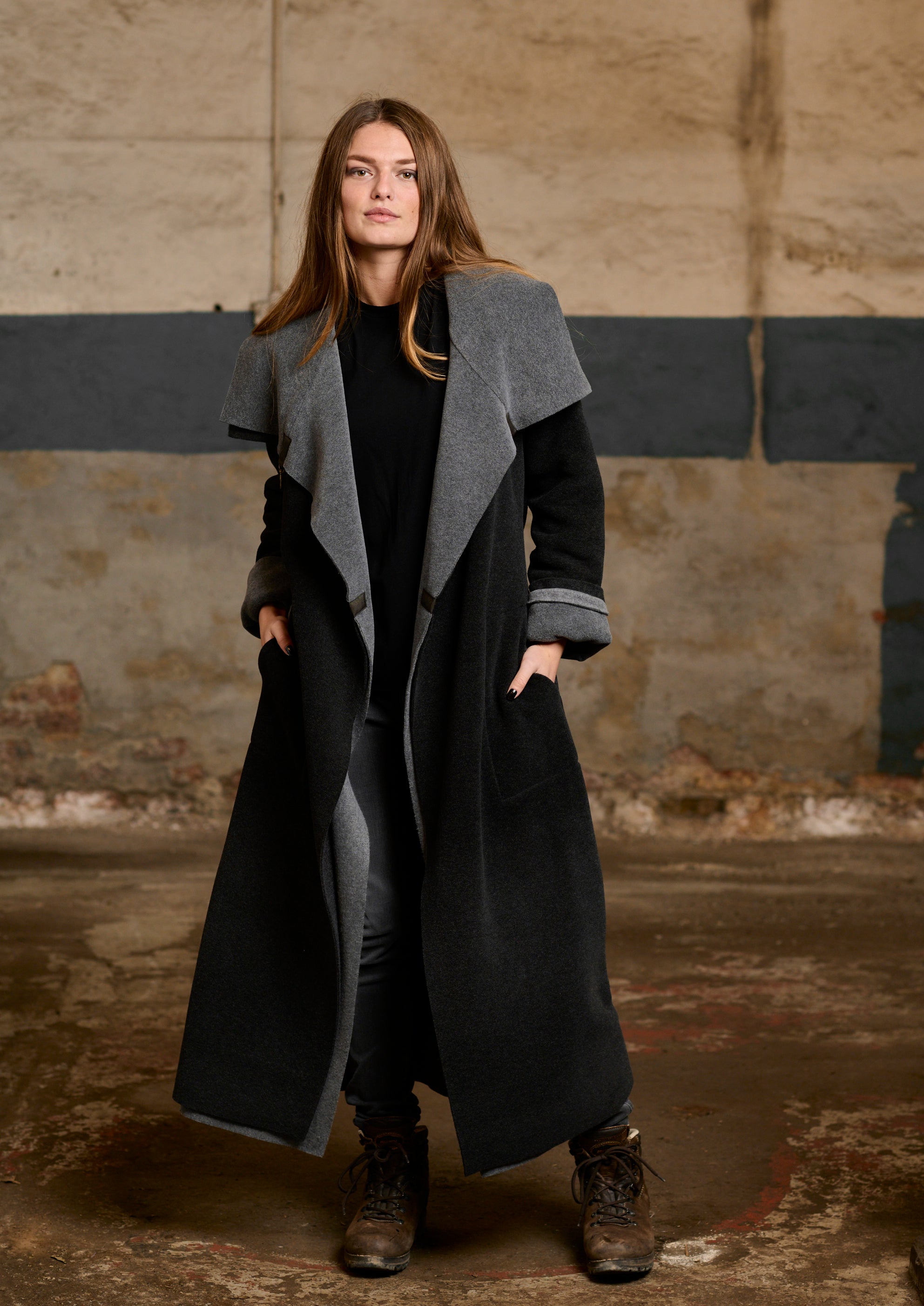 HENRIETTE STEFFENSEN COPENHAGEN TRENCHCOAT AUS DOPPELLAGIGEM FLEECE - 7145 COATS GREY/SOFT BLACK 647