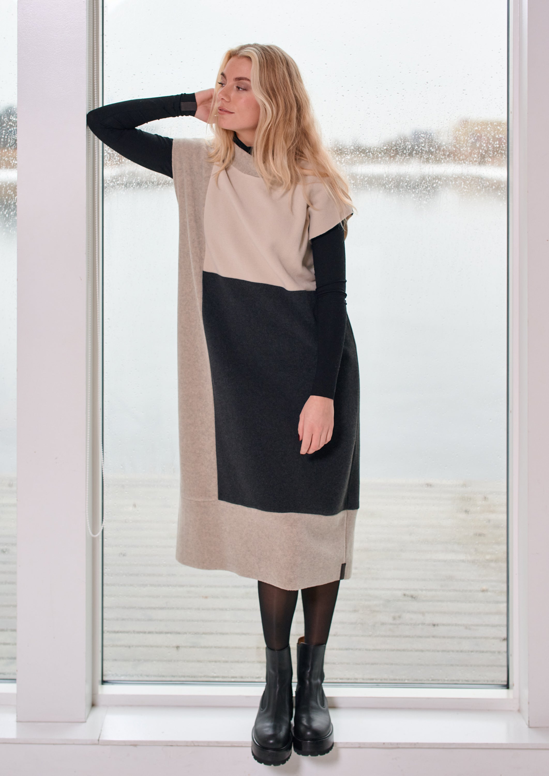HENRIETTE STEFFENSEN COPENHAGEN TUNIKA ÄRMELLOS - 3241 TUNICS SOFT BLACK/SAND/KIT 117