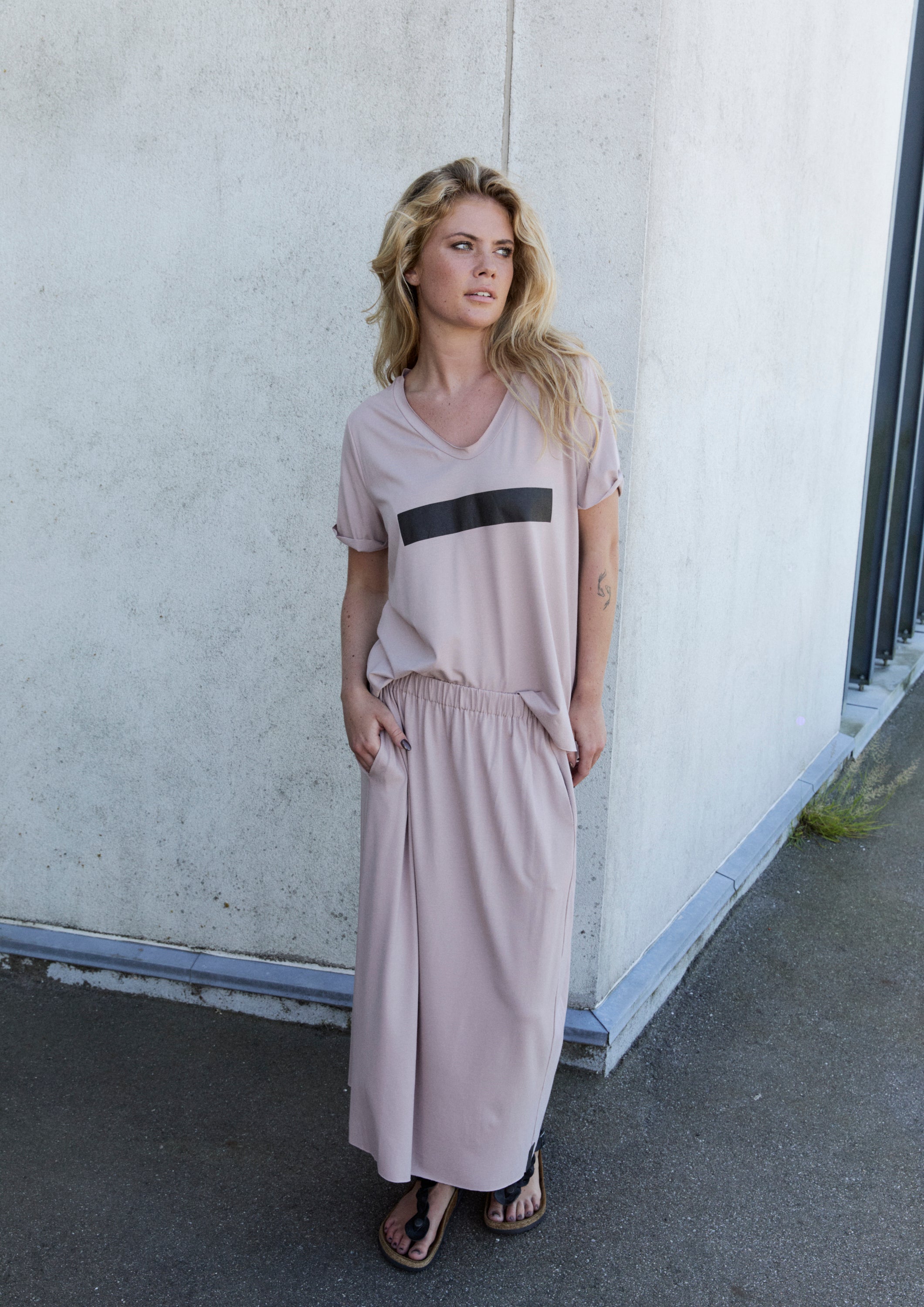 HENRIETTE STEFFENSEN COPENHAGEN V-NECK TEE - 96105 ERASE T-SHIRTS NUDE 401