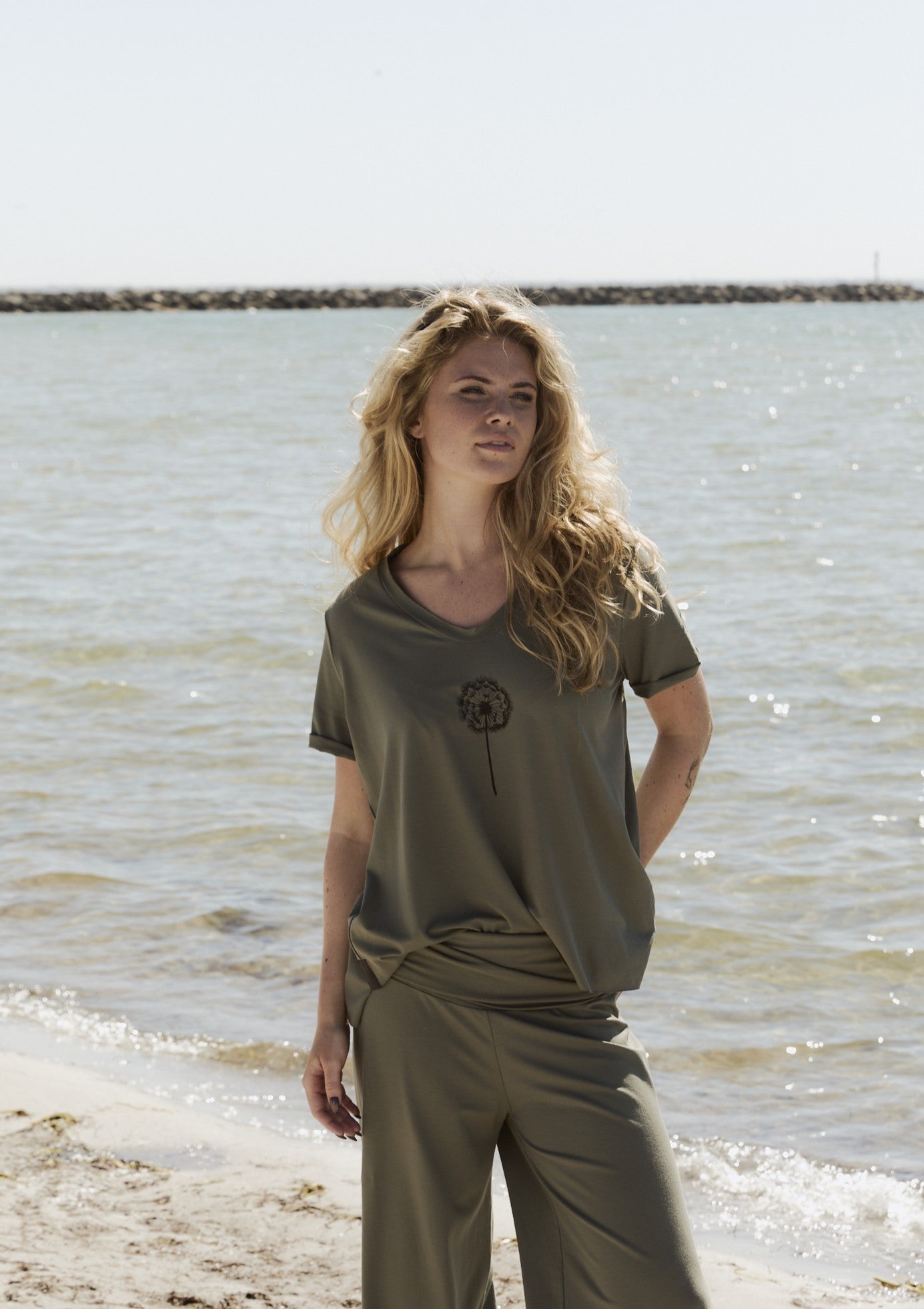 HENRIETTE STEFFENSEN COPENHAGEN V-NECK TEE - 96105 FLOWER T-SHIRTS DUSTY GREEN 609